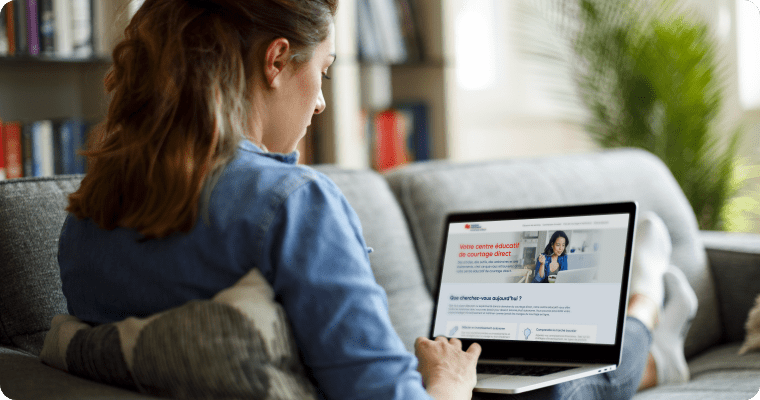 Photo d’une femme travaillant sur un ordinateur portable dans son sofa