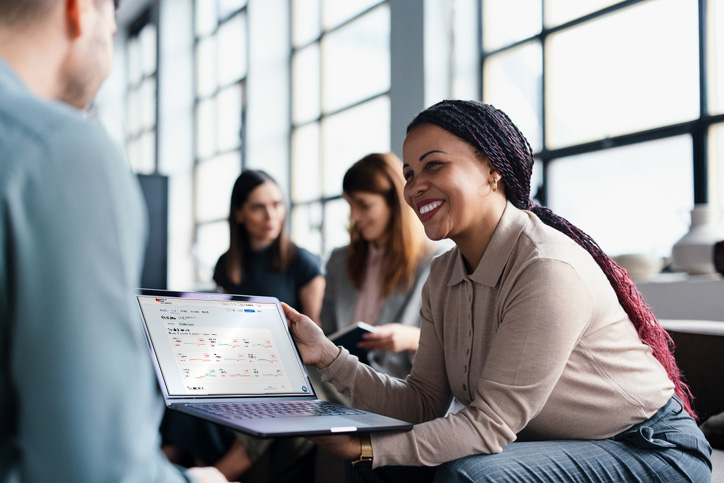 Horloge noire avec pièces et plante en croissance