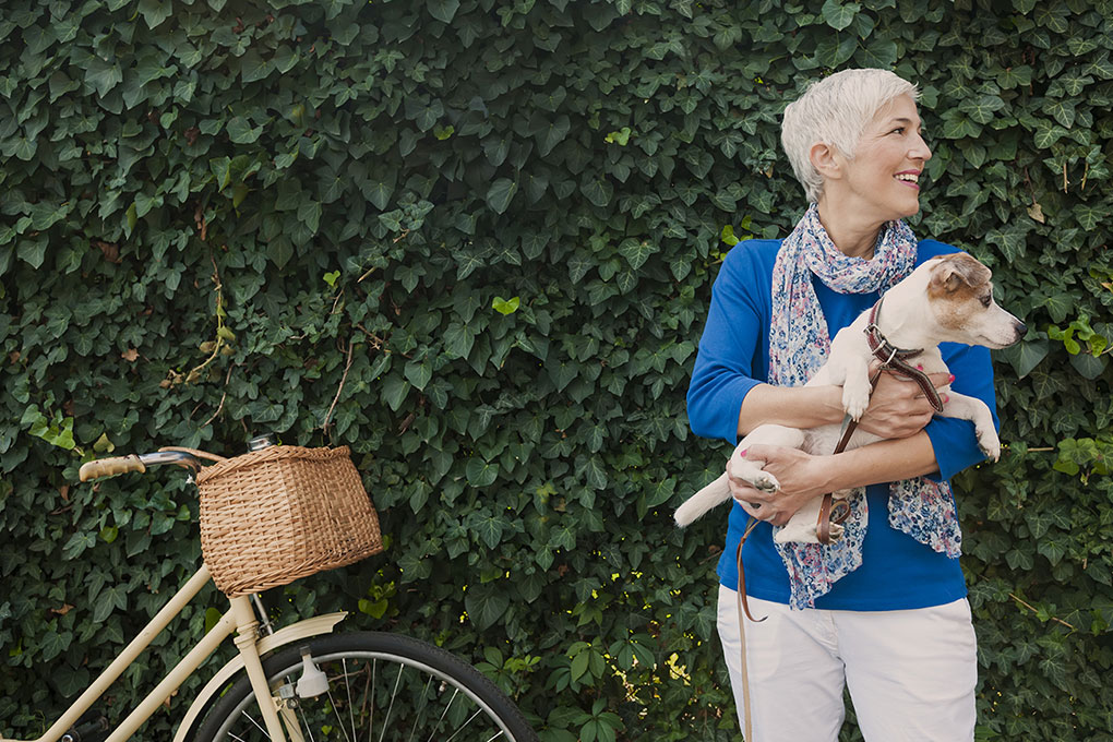 L’achat sur marge Femme avec son chien