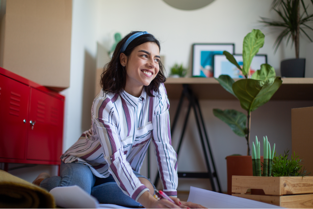 Une jeune femme qui construit un portefeuille d’investissement solide en suivant les huit étapes. 