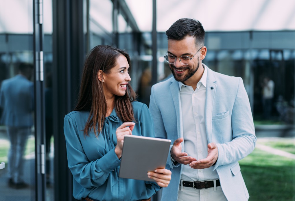 Un homme et une dame qui consultent la performance de leurs investissements de qualité grâce à leur tablette.